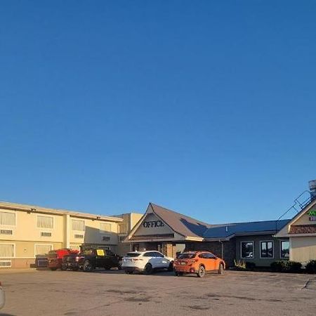 Days Inn By Wyndham West Branch Iowa City Area Bagian luar foto