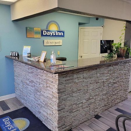 Days Inn By Wyndham West Branch Iowa City Area Bagian luar foto