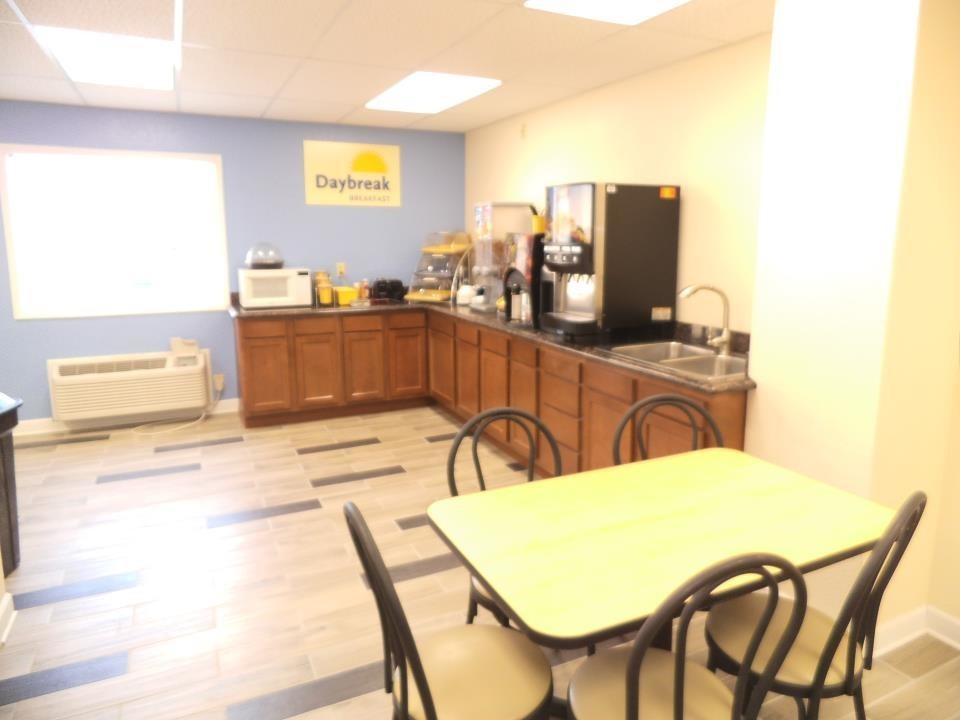 Days Inn By Wyndham West Branch Iowa City Area Bagian luar foto