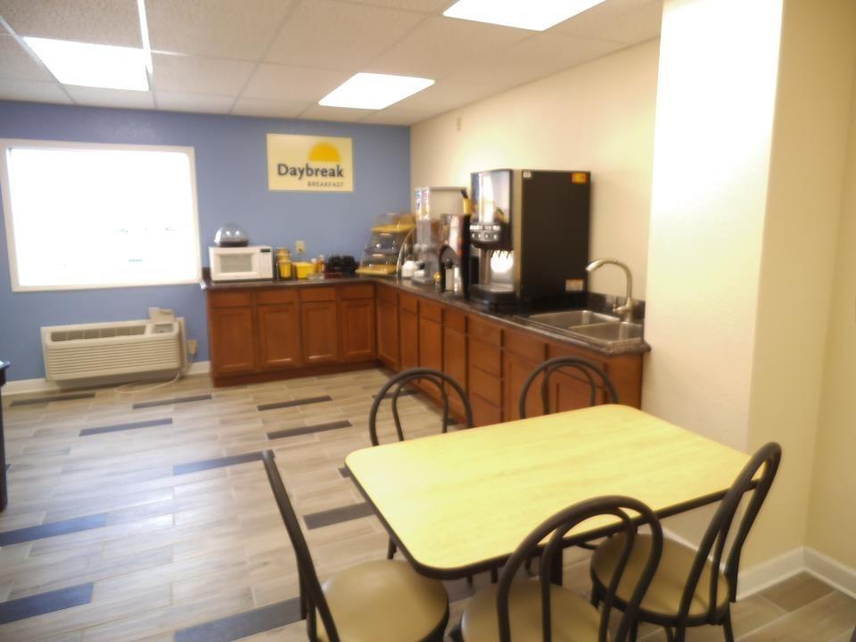 Days Inn By Wyndham West Branch Iowa City Area Bagian luar foto