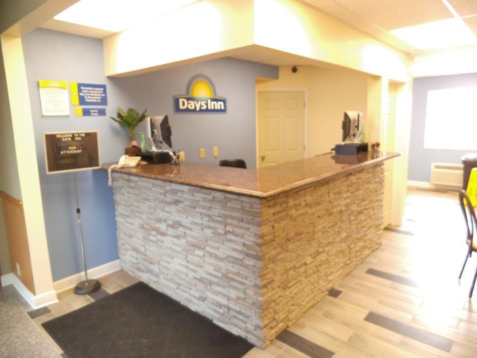 Days Inn By Wyndham West Branch Iowa City Area Bagian luar foto