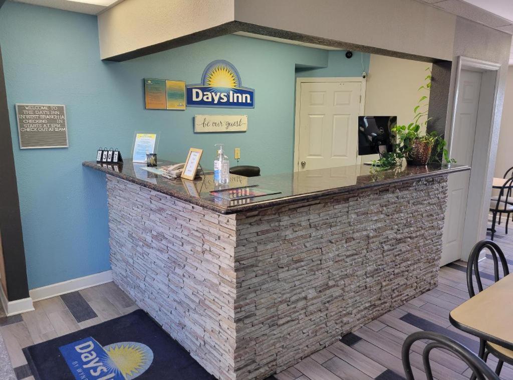 Days Inn By Wyndham West Branch Iowa City Area Bagian luar foto