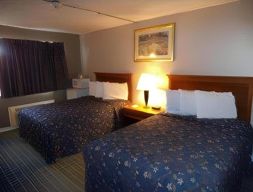 Days Inn By Wyndham West Branch Iowa City Area Bagian luar foto