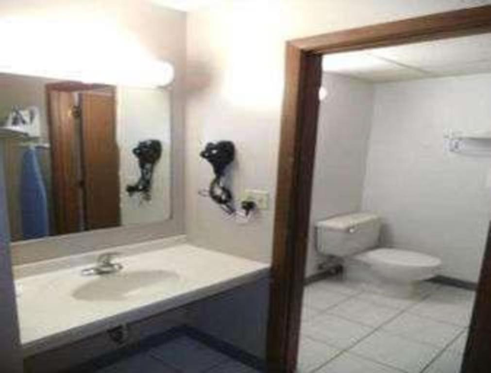Days Inn By Wyndham West Branch Iowa City Area Bagian luar foto