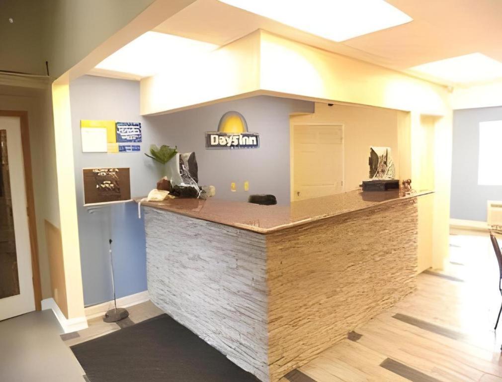 Days Inn By Wyndham West Branch Iowa City Area Bagian luar foto