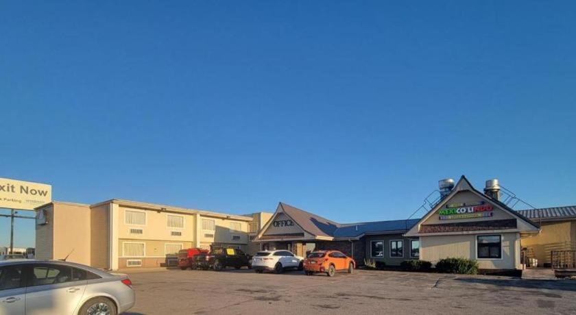 Days Inn By Wyndham West Branch Iowa City Area Bagian luar foto