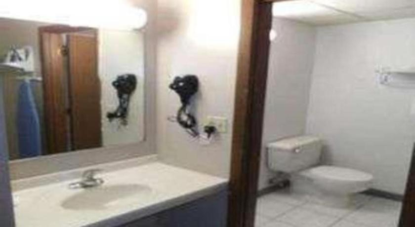 Days Inn By Wyndham West Branch Iowa City Area Bagian luar foto