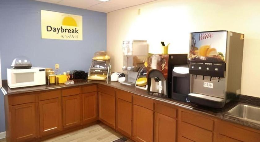 Days Inn By Wyndham West Branch Iowa City Area Bagian luar foto
