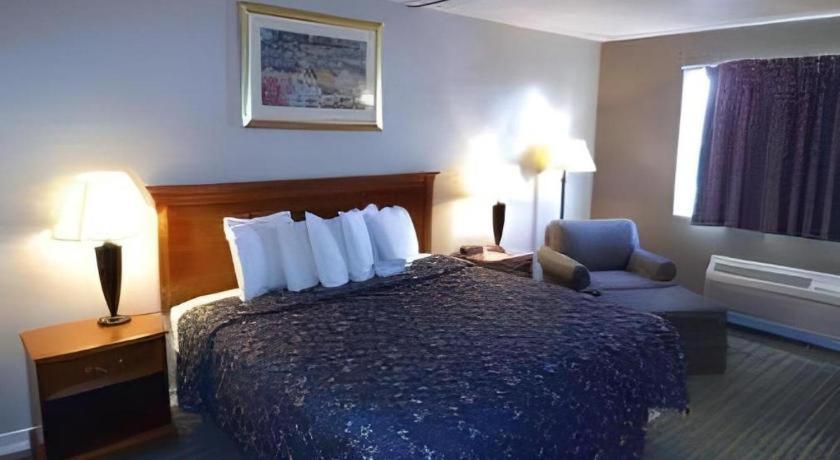 Days Inn By Wyndham West Branch Iowa City Area Bagian luar foto