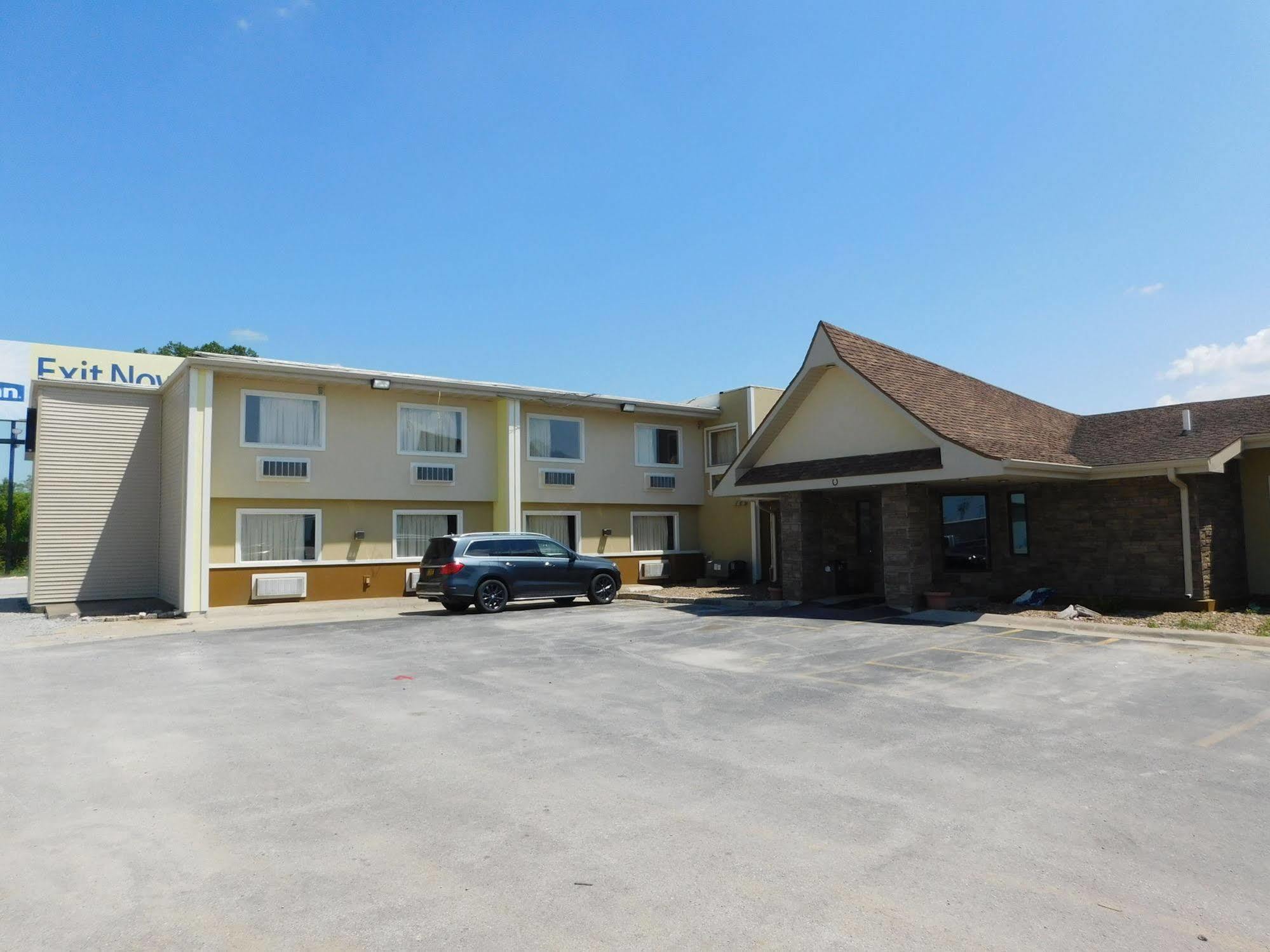 Days Inn By Wyndham West Branch Iowa City Area Bagian luar foto
