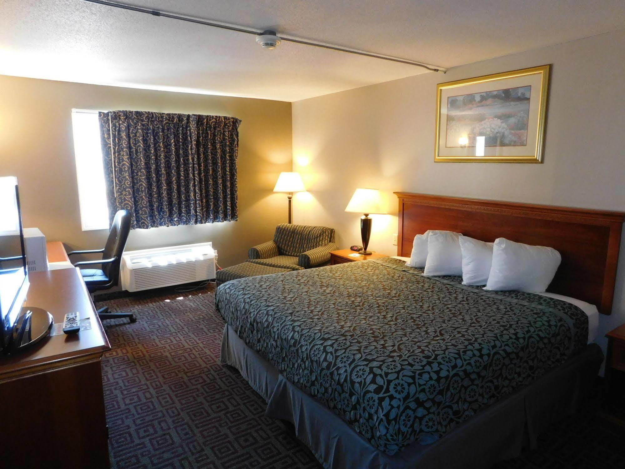 Days Inn By Wyndham West Branch Iowa City Area Bagian luar foto