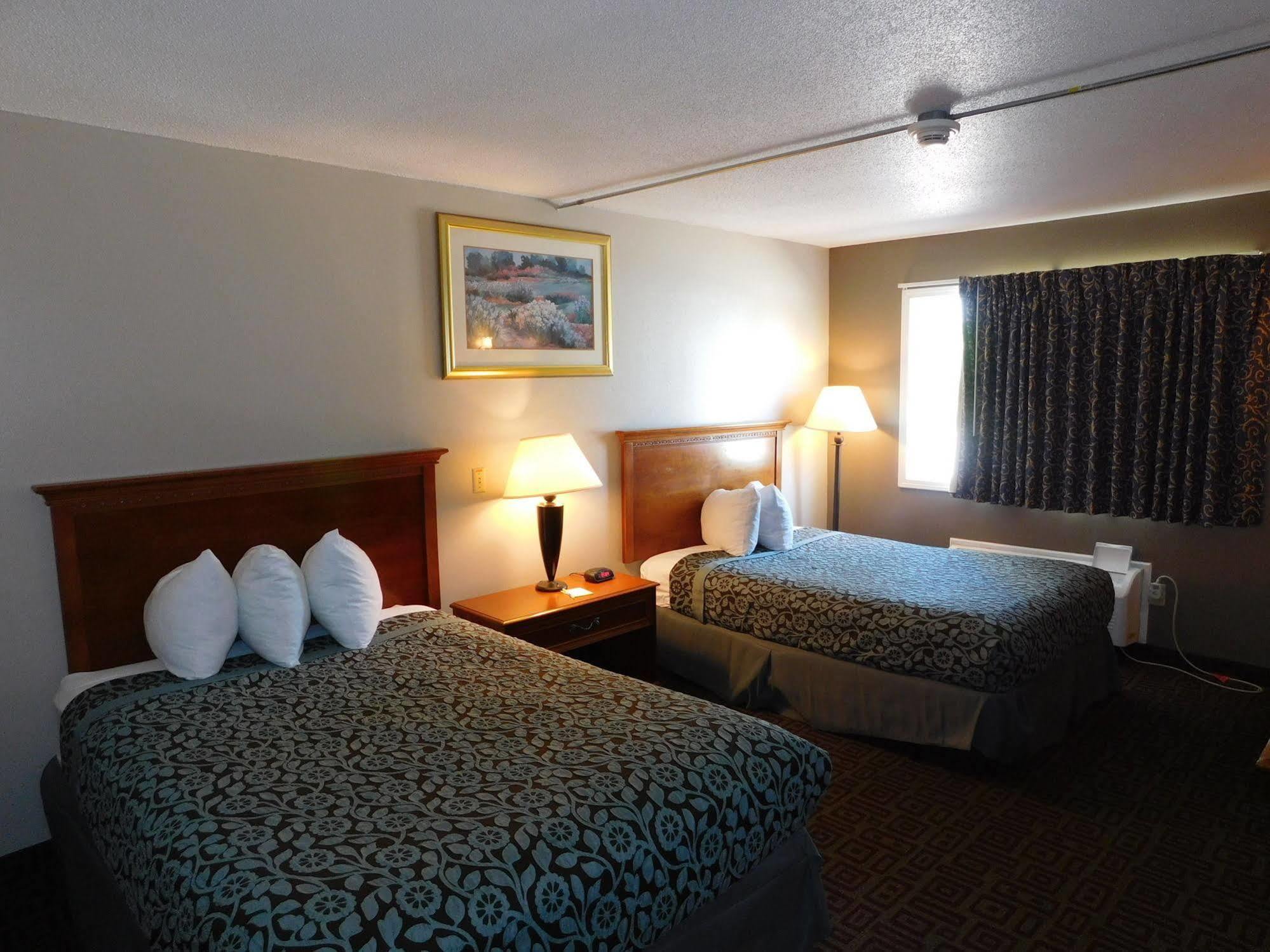 Days Inn By Wyndham West Branch Iowa City Area Bagian luar foto