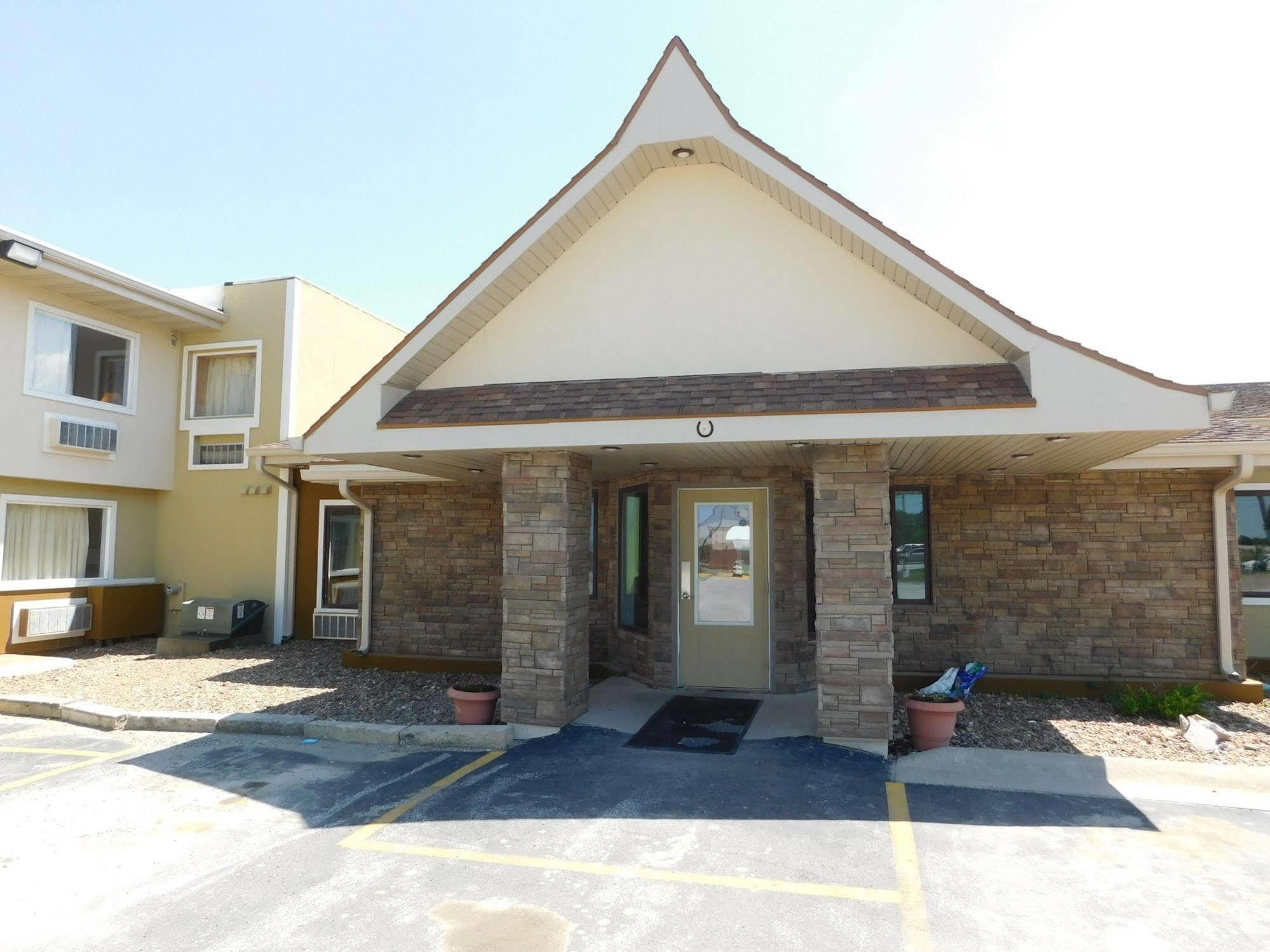 Days Inn By Wyndham West Branch Iowa City Area Bagian luar foto