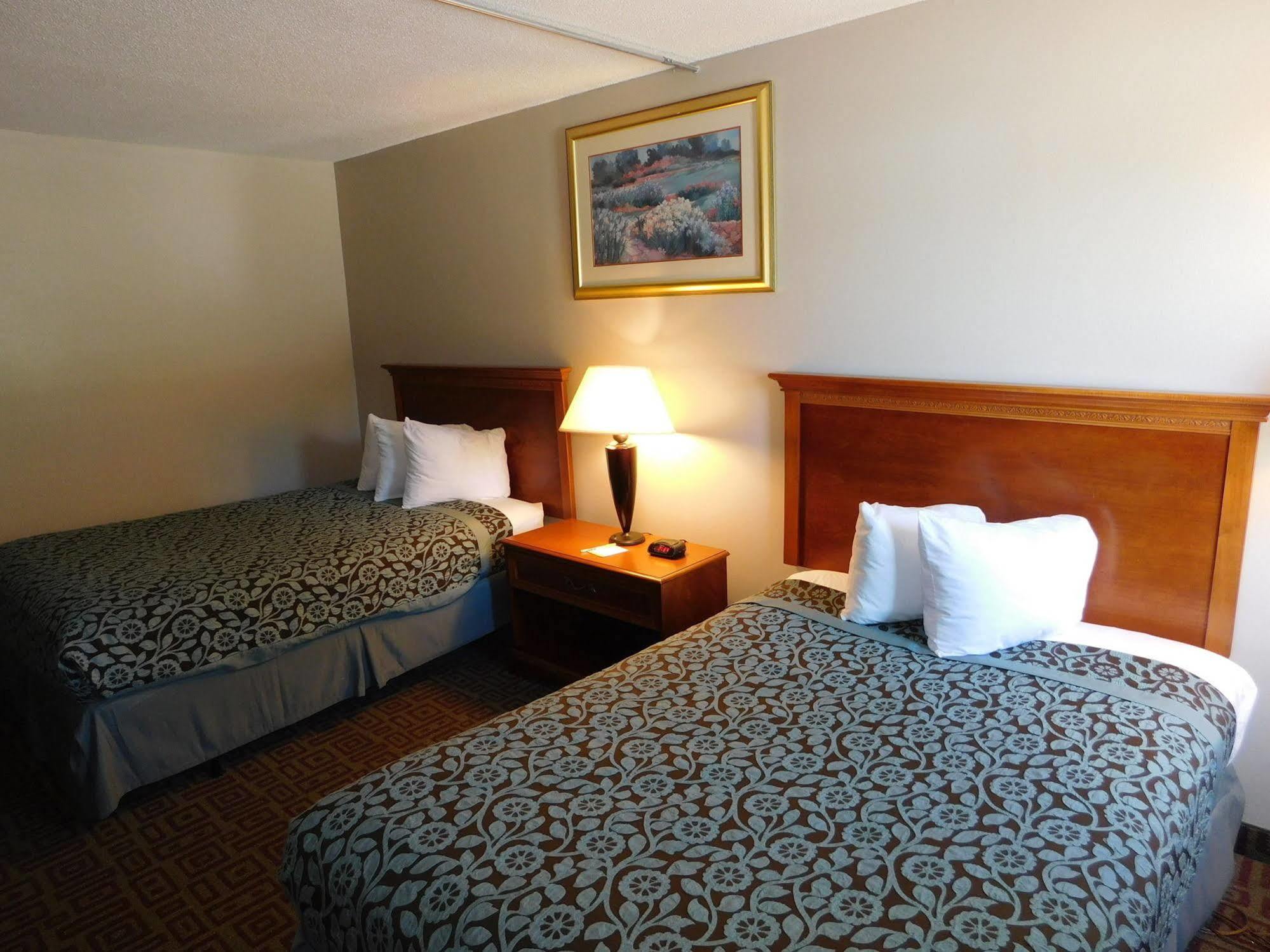 Days Inn By Wyndham West Branch Iowa City Area Bagian luar foto