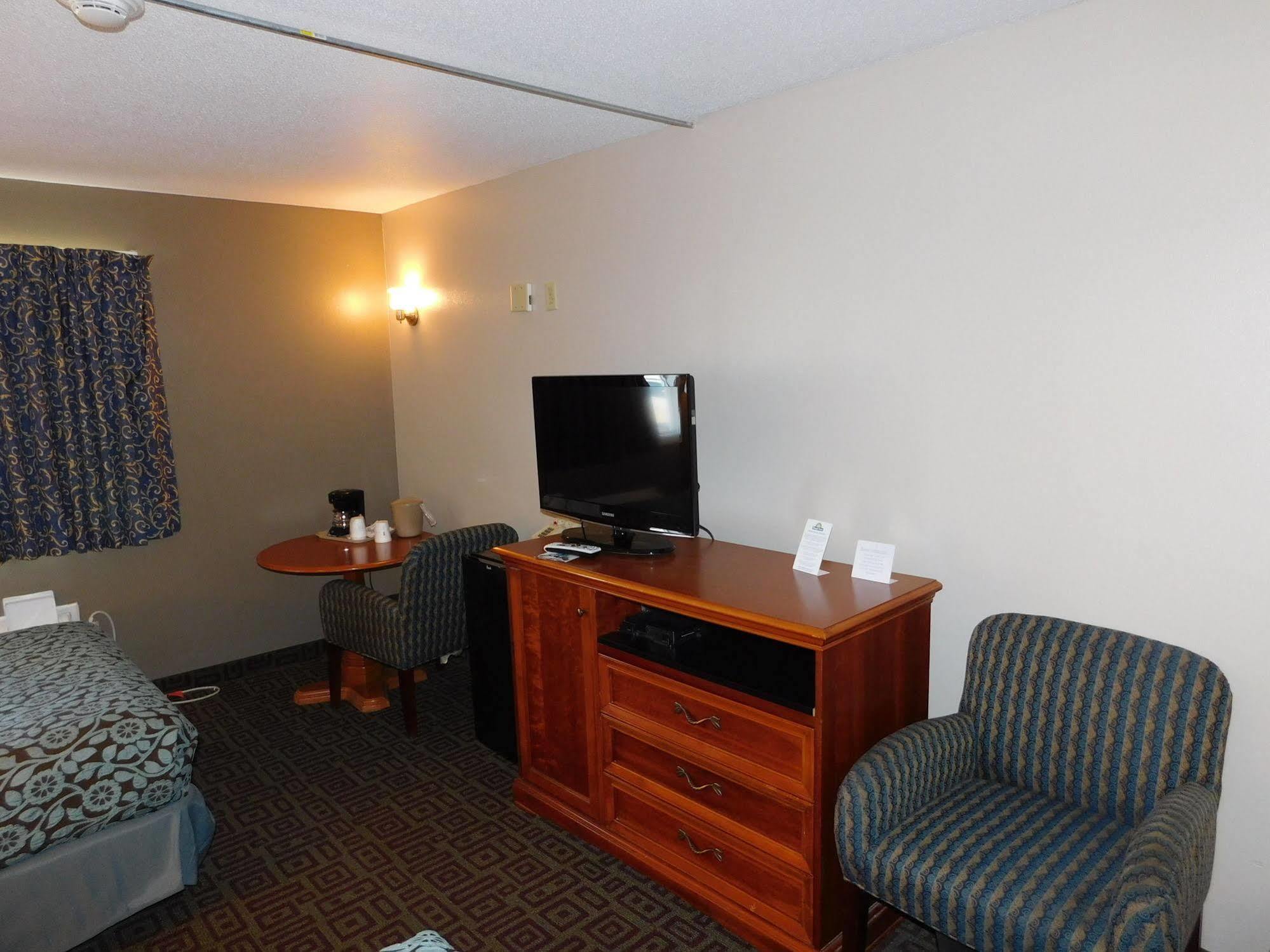 Days Inn By Wyndham West Branch Iowa City Area Bagian luar foto