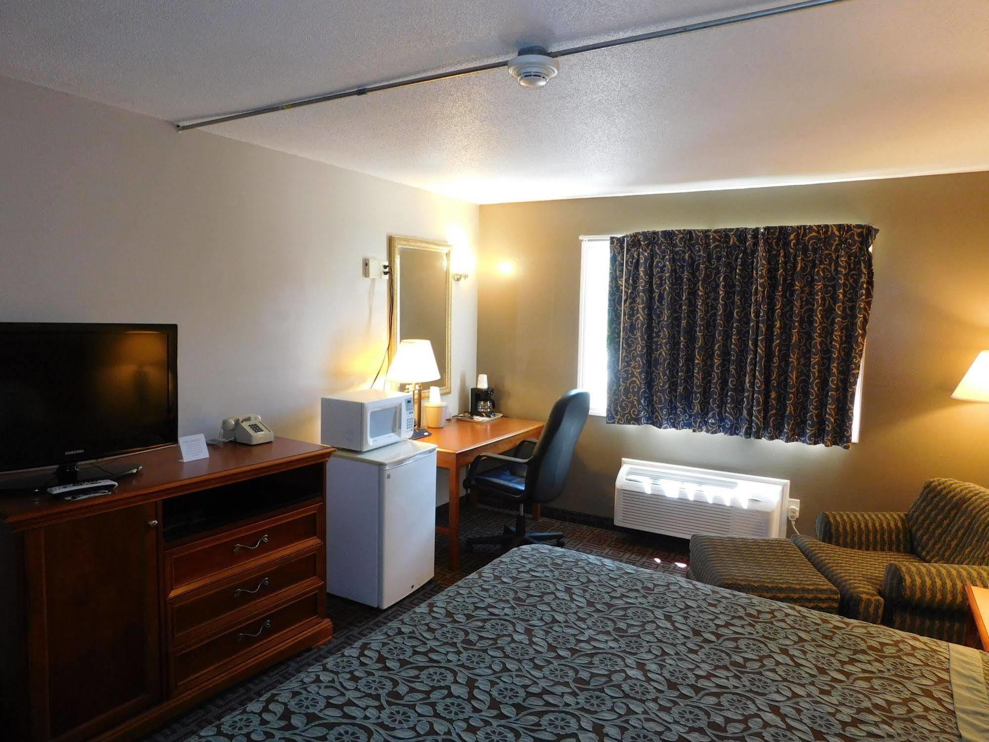 Days Inn By Wyndham West Branch Iowa City Area Bagian luar foto