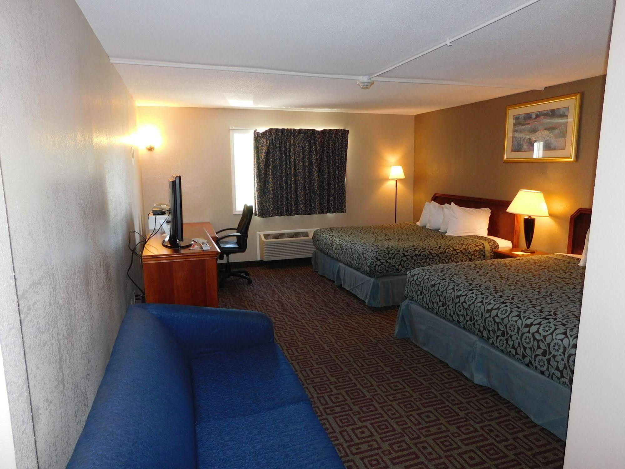 Days Inn By Wyndham West Branch Iowa City Area Bagian luar foto